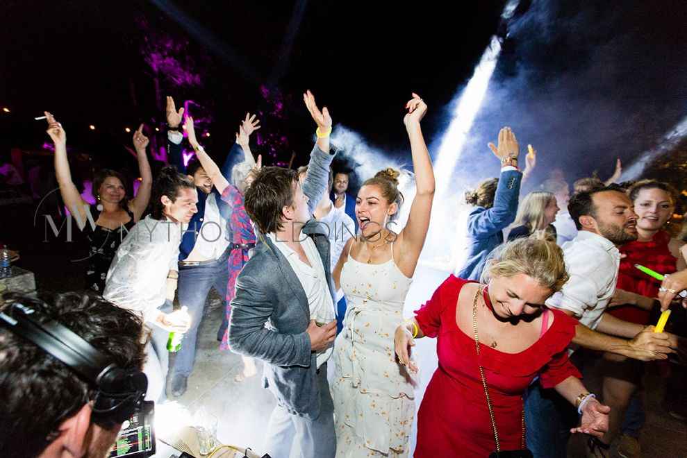 Tanzende Menschen auf einer Hochzeit