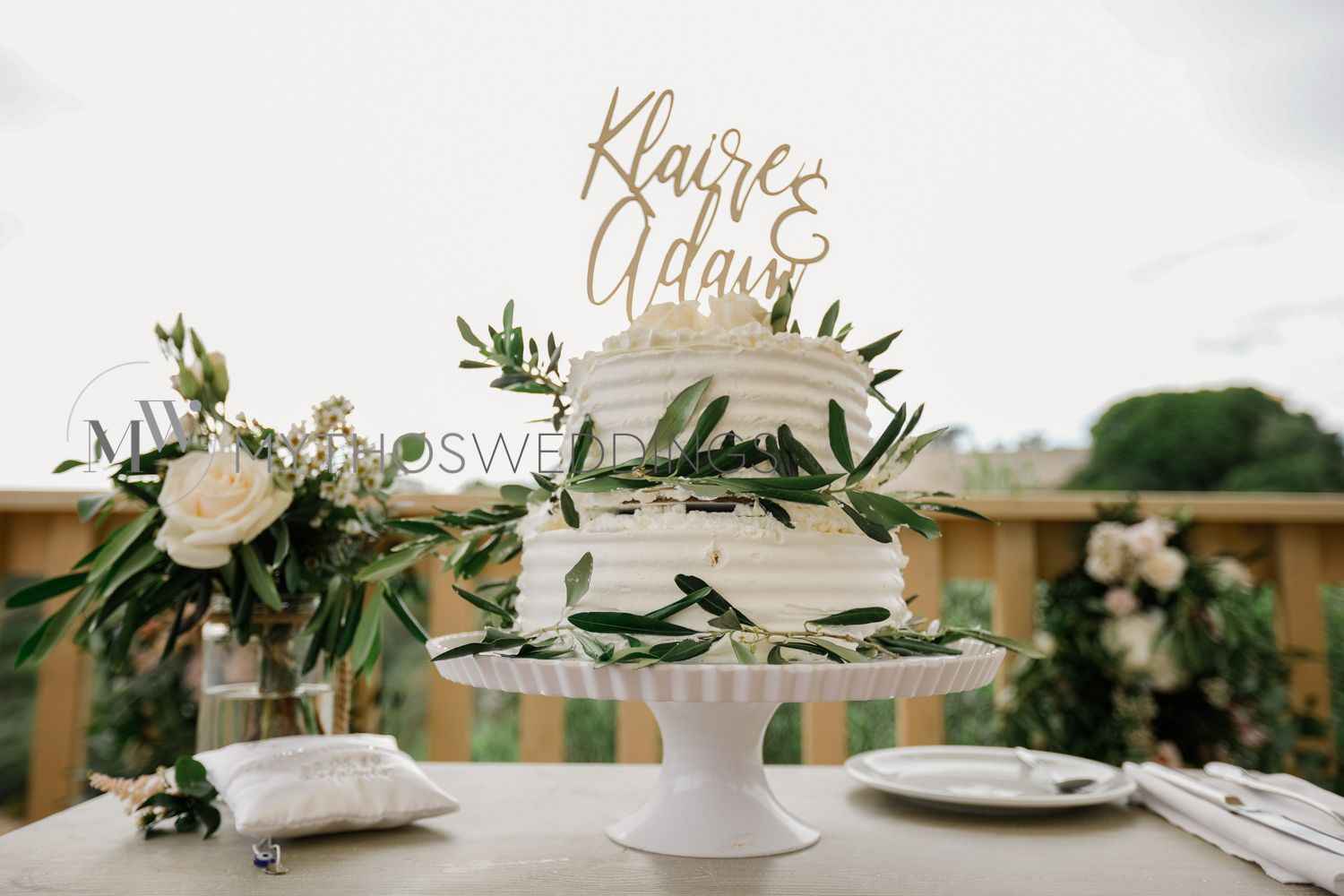 weißer Hochzeitskuchen mit Olivenblättern