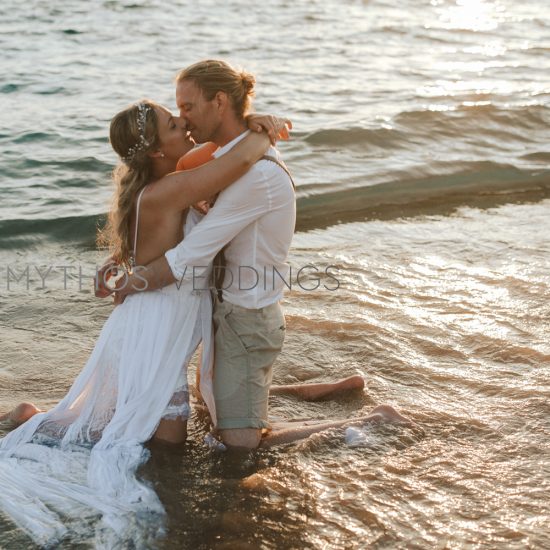 Brautpaar kniet im Wasser