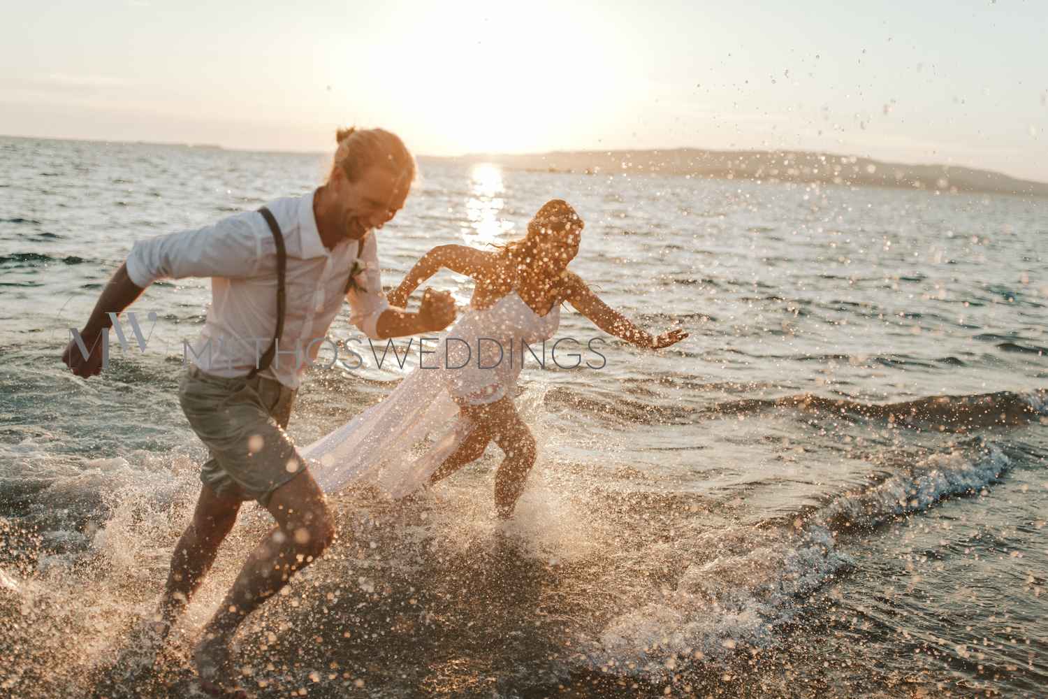 Brautpaar im Meer bei einer Strandhochzeit