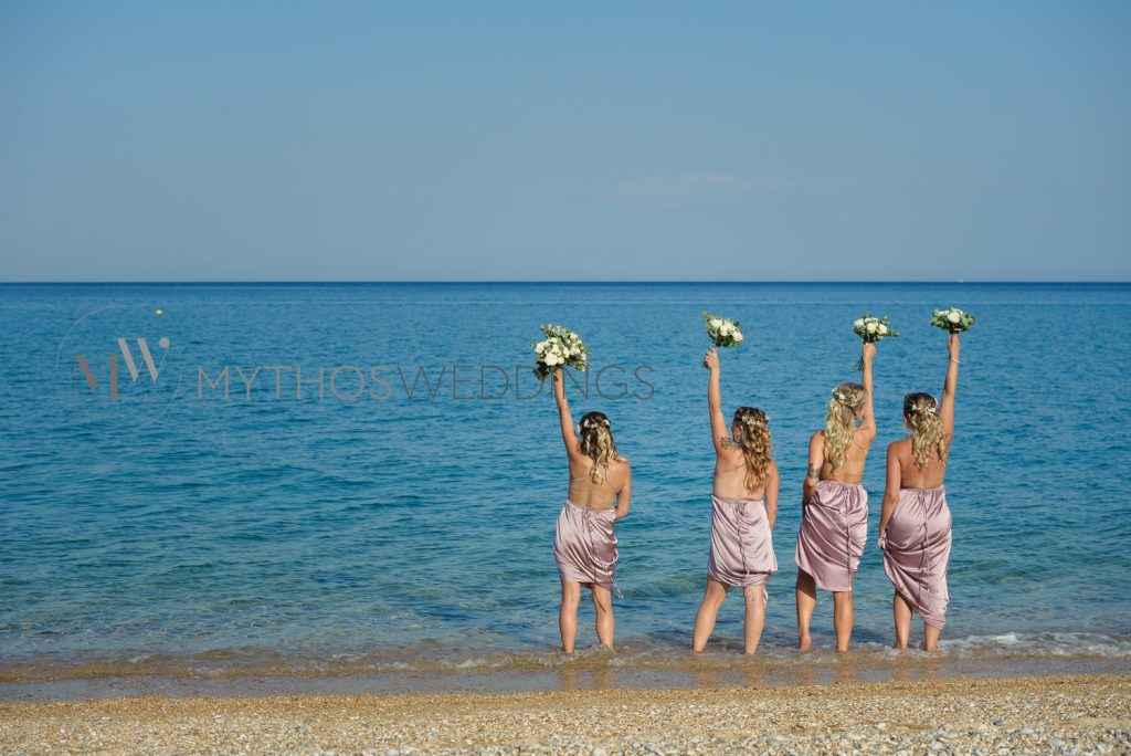 Brautjungfern im Meer bei einer Strandhochzeit