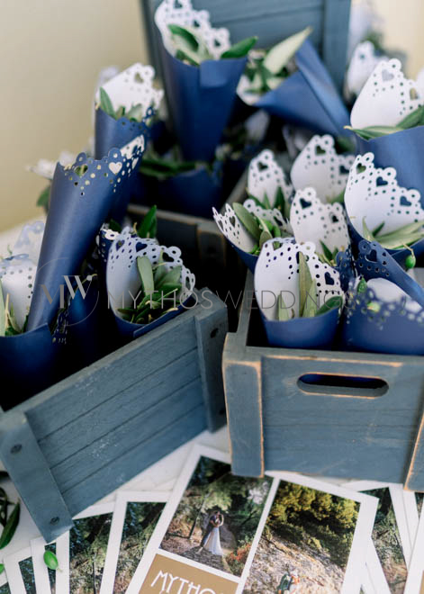 Olivenblätter in blauen Tüten