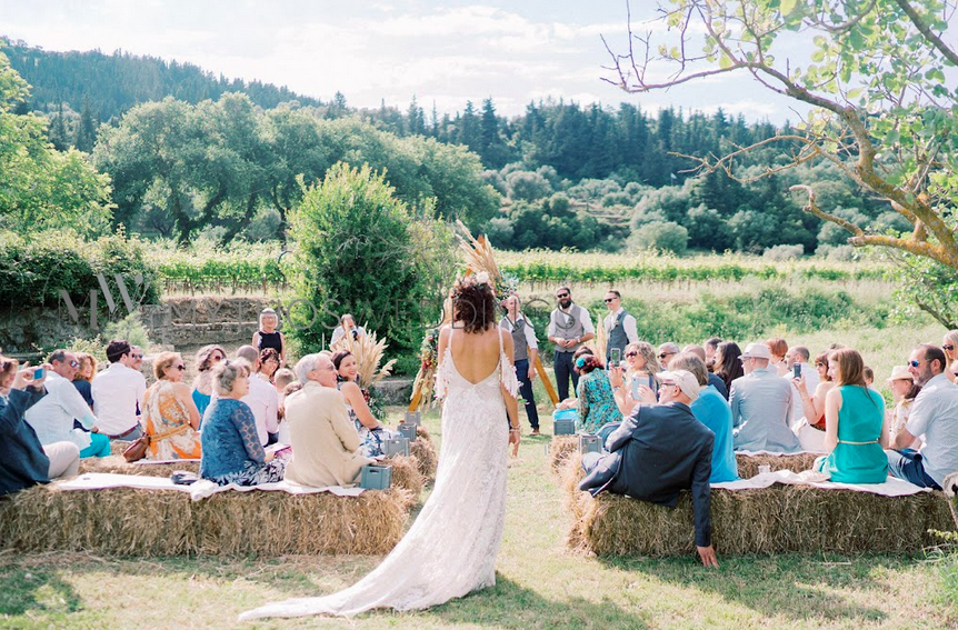 Einzug der Braut bei einer Trauung im Weingut