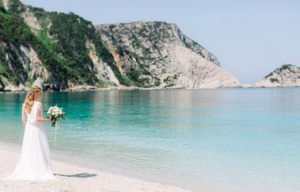 Braut am Strand in Griechenland