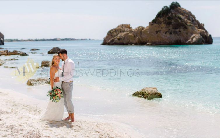 Hochzeitspaar barfuß im Sand am Meer