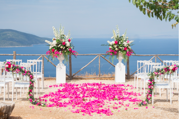 zwei Blumenständer mit Meer im Hintergrund