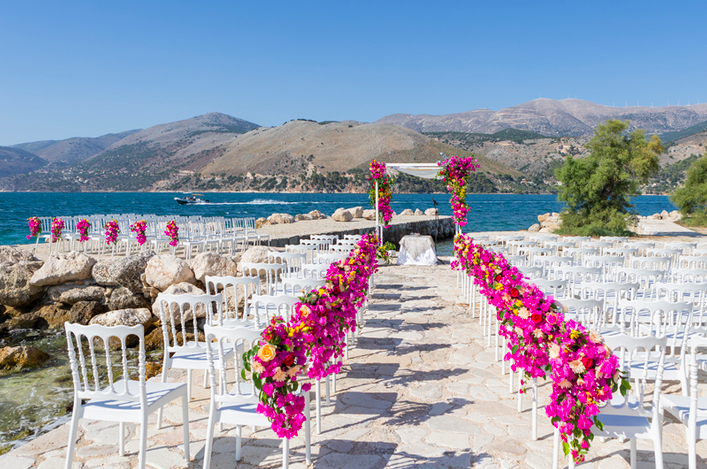 Hochzeitsbogen vor dem Meer mit pinken Blumen