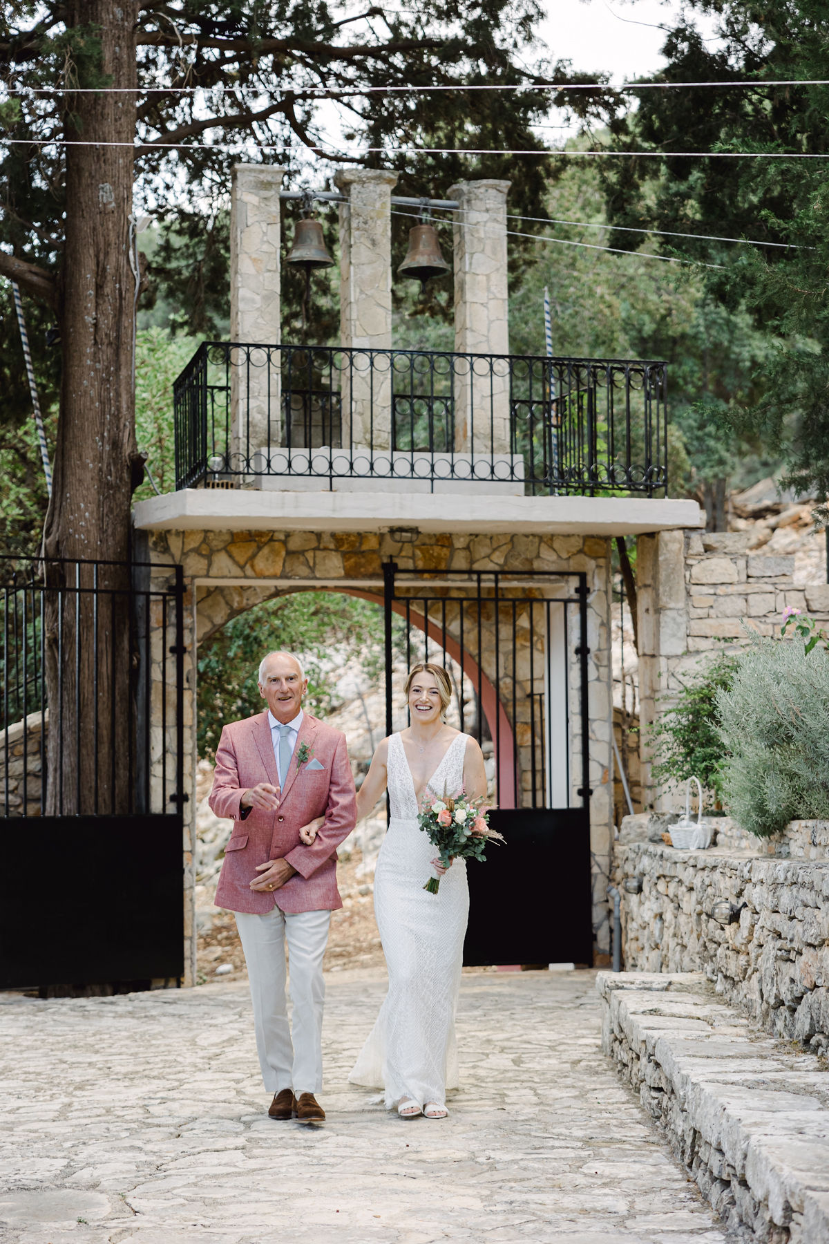 Einzug einer Braut mit dem Brautvater durch einen griechischen Glockenturm