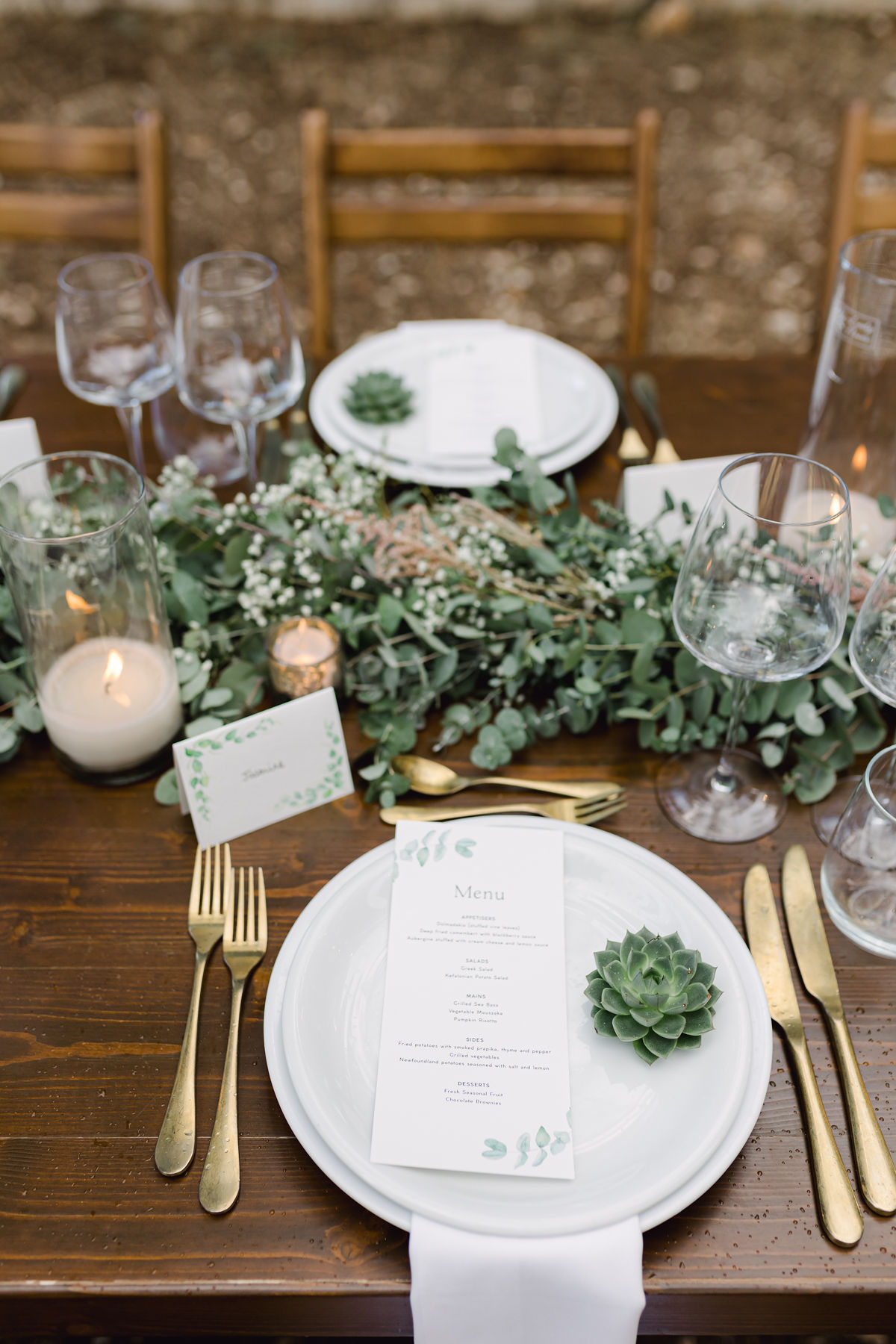 grün-weiße Tischdekoration mit goldenem Besteck