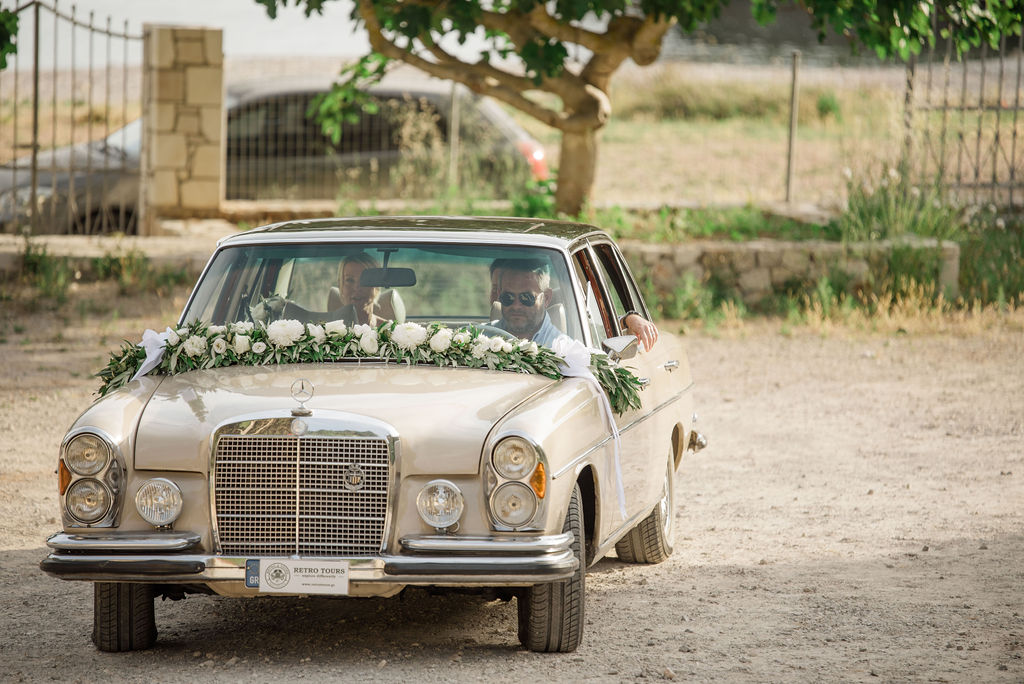 Oldtimer Mercedes mit Blumenschmuck als Hochzeitsauto
