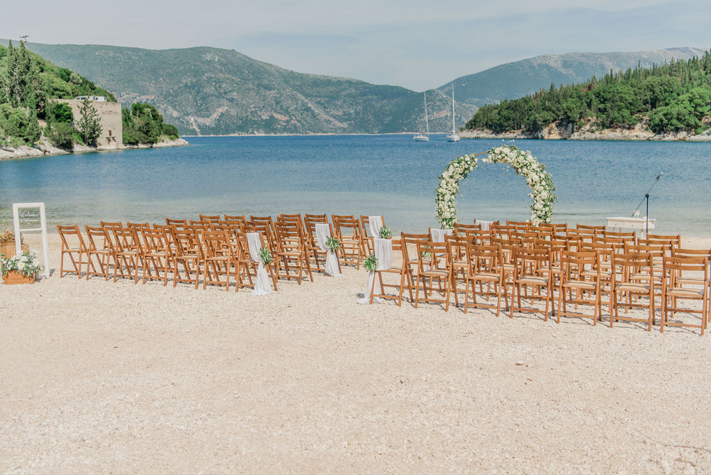 Brautbogen und Stühle einer freien Trauung Strand in Griechenland