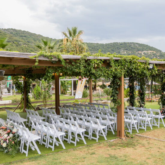 Freie Trauung unter einem Pavillon mit weißen Stühlen auf Kefalonia