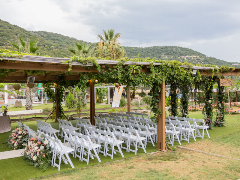 Freie Trauung unter einem Pavillon mit weißen Stühlen auf Kefalonia