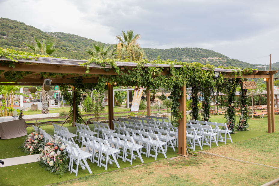 Freie Trauung unter einem Pavillon mit weißen Stühlen auf Kefalonia